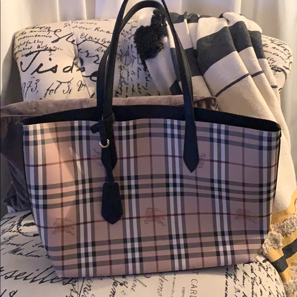 Burberry large tote-plaid reversible/black